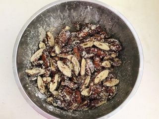 15、美味小零食  香酥开边蚕蛹,充分调匀备用