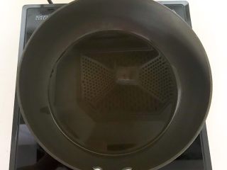 16、美味小零食  香酥开边蚕蛹,炒锅烧热后加入大豆色拉油