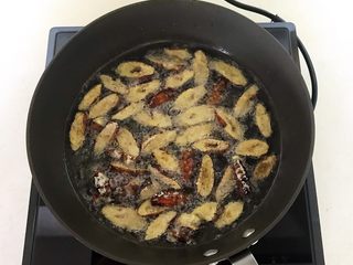 17、美味小零食  香酥开边蚕蛹,油温5分热的时候放入蚕蛹