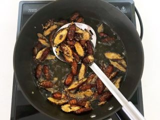 18、美味小零食  香酥开边蚕蛹,全程小火炸制，蚕蛹炸至微黄就捞出来