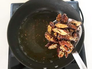 20、美味小零食  香酥开边蚕蛹,把蚕蛹再次放入油锅，二次复炸