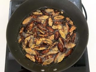 21、美味小零食  香酥开边蚕蛹,小火炸制