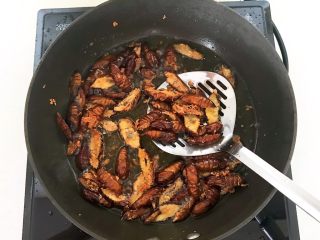 22、美味小零食  香酥开边蚕蛹,炸至蚕蛹金黄即可捞出