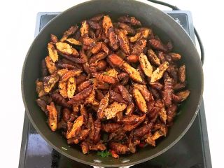 26、美味小零食  香酥开边蚕蛹,加入炸好的蚕蛹