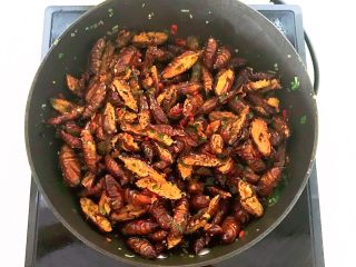 27、美味小零食  香酥开边蚕蛹,翻炒均匀即可