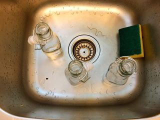 1、省钱自制《香草精》,清洗瓶子，清水就好了。