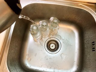 2、省钱自制《香草精》,用沸水汤瓶子，消毒！记得盖子也用沸水冲一冲。