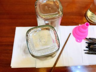 3、省钱自制《香草精》,3分钟后，倒掉开水，倒扣在纸巾上，沥水。