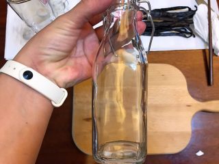 6、省钱自制《香草精》,看，是不是很亮？