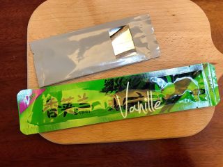 7、省钱自制《香草精》,为了做对比，我买了两种香草荚，一种是是12.5一根（银色包装），一种是19.8一根（绿色包装）