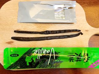 8、省钱自制《香草精》,打开后发现，绿色的略微比银色的肥了一点。而银色的相对来说更加有亮泽，我问了一下，两种香味都很浓郁。