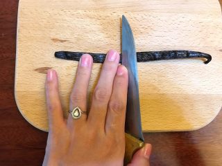 9、省钱自制《香草精》,用刀背从左到右，平行滑一下，轻轻的就好，不然会把内部的香草籽全部挤到右边了。等下切的时候会流出来