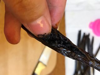 11、省钱自制《香草精》,看，满满的都是香草籽啊！