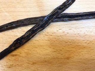 12、省钱自制《香草精》,再次对比，两种香草荚，里面的香草籽，都是超级多哦！