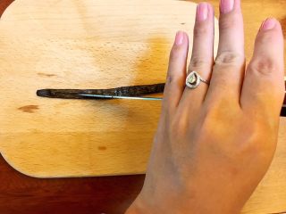 10、省钱自制《香草精》,用刀尖中间割一下，从左到右。