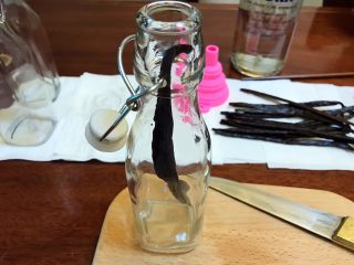 13、省钱自制《香草精》,打开的香草荚，放进瓶子里。我是一整根，你要是高兴，就剪成几段放进去，我觉得这样浪费香草籽????