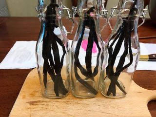 14、省钱自制《香草精》,全部装满。你要是土豪，可以每个瓶多放一根。