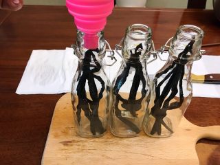 16、省钱自制《香草精》,拿一个分流的工具，（叫啥我忘记啦????????????好尴尬啊！）把酒分别倒进去！