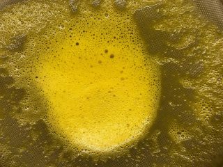 4、肉松寿司,将鸡蛋液过筛