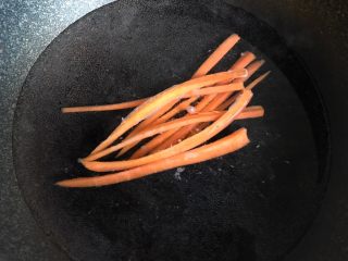 8、肉松寿司,胡萝卜放锅里面煮熟