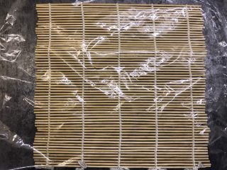 10、肉松寿司,寿司帘上铺上一张保鲜膜