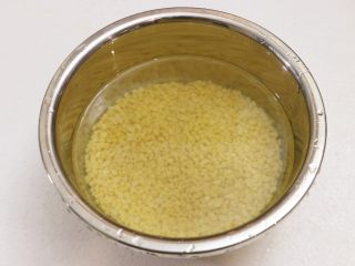 2、冰镇绿豆糕,去皮绿豆淘洗干净，提前用清水浸泡4个小时以上（我是前一晚泡好的）