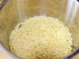 3、冰镇绿豆糕,浸泡好的绿豆清洗干净，倒入锅中