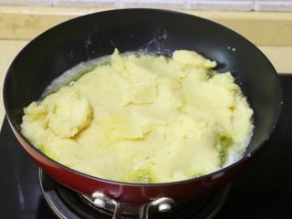 6、冰镇绿豆糕,黄油融化成液态后，倒入绿豆泥，小火翻炒至黄油全部被吸收