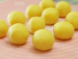 9、冰镇绿豆糕,将绿豆泥分成每个50g的圆球，这个量大概可以做11个左右