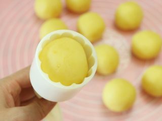 11、冰镇绿豆糕,将绿豆泥圆球放入模具中