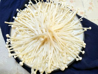 3、最好吃的油泼金针菇,撕开，摆好在盘子里。