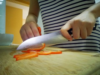 4、最好吃的油泼金针菇,红彩椒切成丝。