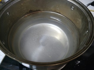 9、最好吃的油泼金针菇,烧一锅水。