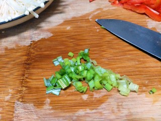 11、最好吃的油泼金针菇,葱切成葱花。