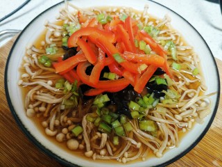 15、最好吃的油泼金针菇,把葱花放上去。