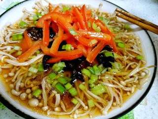 17、最好吃的油泼金针菇,把烧好的油浇在金针菇上就好啦。