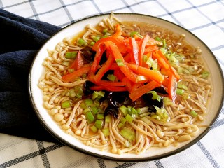 18、最好吃的油泼金针菇,营养又美味的油泼金针菇，拌一下就可以吃啦。