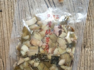 1、和和美美酸爽芋荷炒鱼干,客家香脆芋荷。