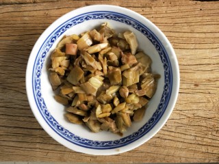 2、和和美美酸爽芋荷炒鱼干,倒入碗中。