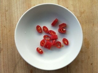 6、和和美美酸爽芋荷炒鱼干,小米辣切粒。