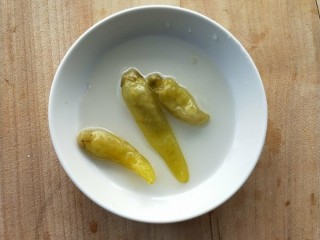 7、和和美美酸爽芋荷炒鱼干,野山椒改刀和野山椒水。