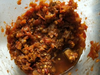 9、和和美美酸爽芋荷炒鱼干,“妈妈牌”辣椒酱。