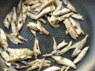 10、和和美美酸爽芋荷炒鱼干,准备不粘锅，把沥干的小鱼干倒入锅中，小火慢慢焙干。