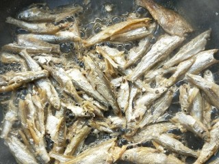 11、和和美美酸爽芋荷炒鱼干,加适量料酒。