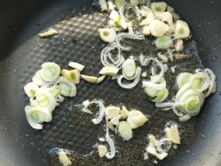 14、和和美美酸爽芋荷炒鱼干,不粘锅放油，放入姜葱蒜煸炒出香味。