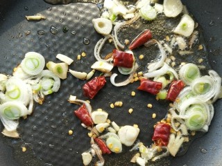 15、和和美美酸爽芋荷炒鱼干,放入干辣椒。