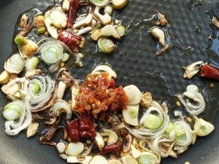 16、和和美美酸爽芋荷炒鱼干,再放辣椒酱。