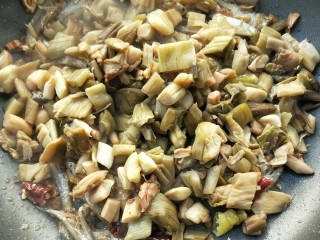 19、和和美美酸爽芋荷炒鱼干,倒入焙干的芋荷翻炒一下。