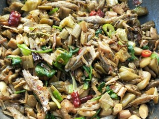 23、和和美美酸爽芋荷炒鱼干,翻炒均匀。