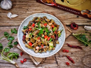 24、和和美美酸爽芋荷炒鱼干,盛盘。